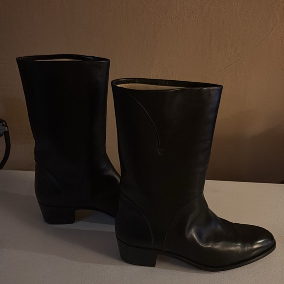 Gentlemen Genuine Black Leather Boot
Great condition. Leather lined main image 7